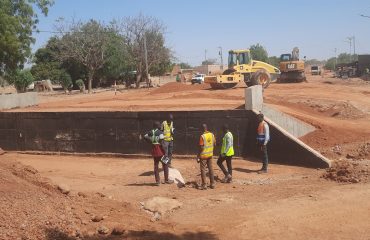 Un dalot complètement achevé en attente de la mise en oeuvre du bloc technique